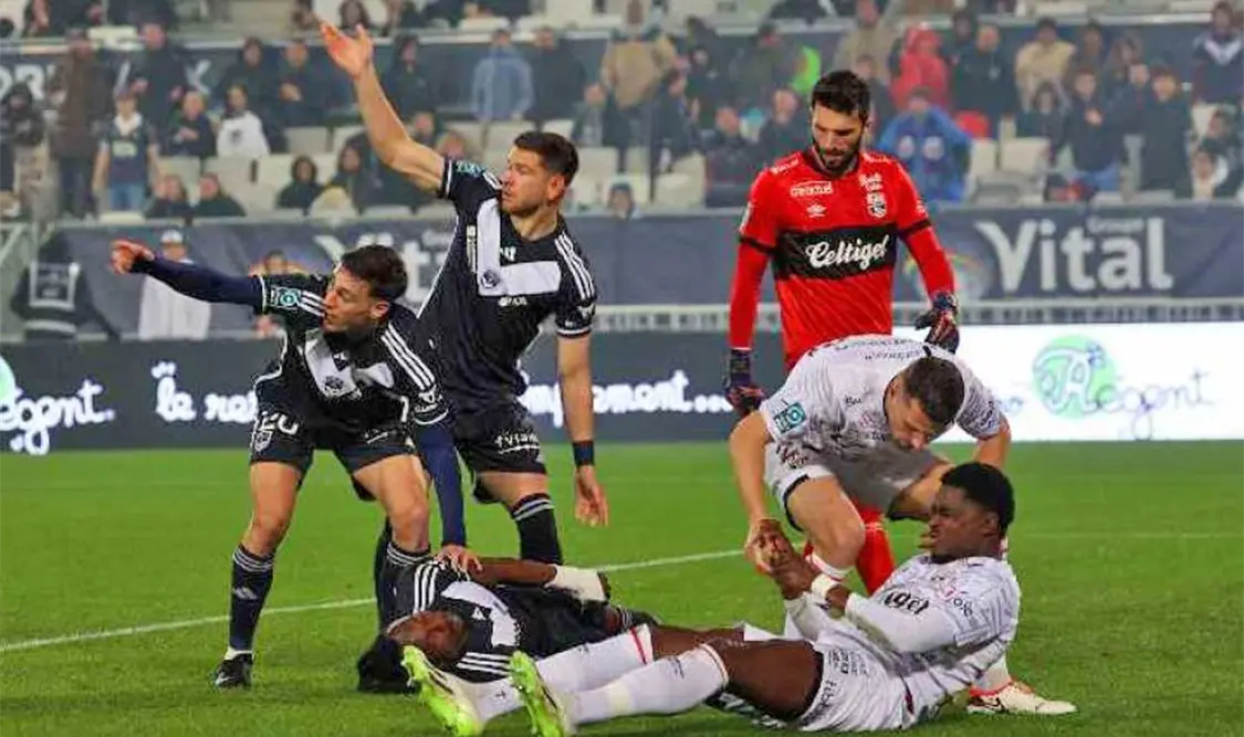 Se dice que Elis ingresó en coma inducido mientras los doctores continúan luchando por su recuperación. Agencias