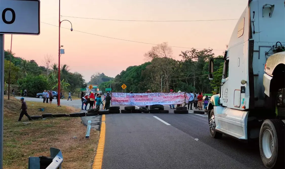 Con bloqueo carretero exigen regularización de predios (Fotos)