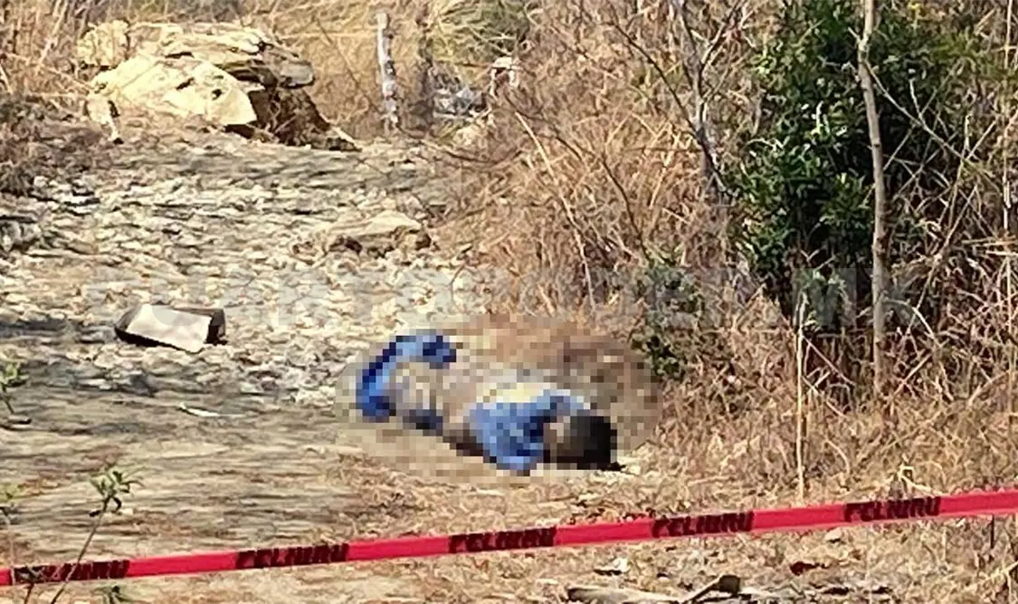 Encuentran cadáver ensabanado en camino