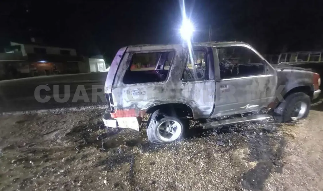 Se incendia camioneta junto a una carretera