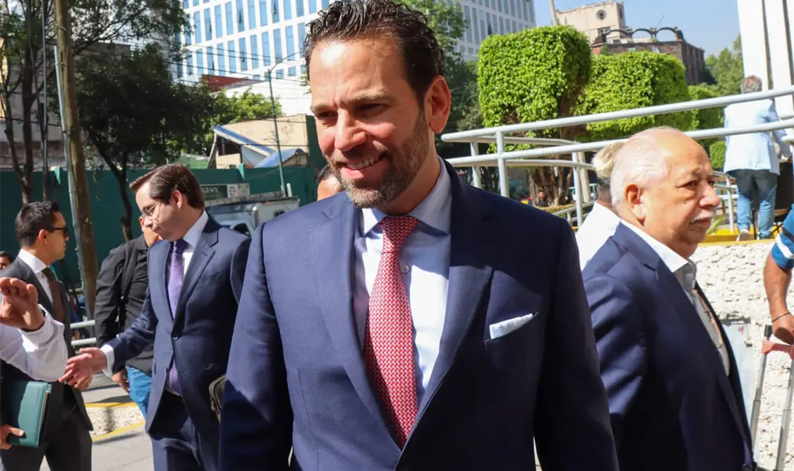 Se carean Pió López y Carlos Loret de Mola