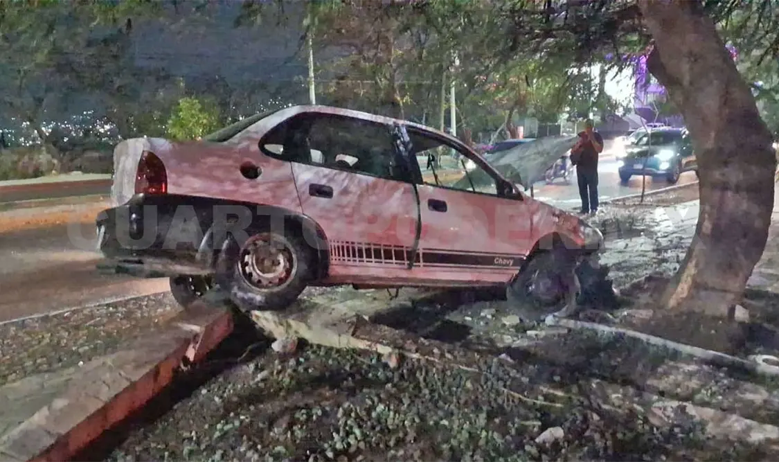 Veloz conductor sufre aparatoso percance