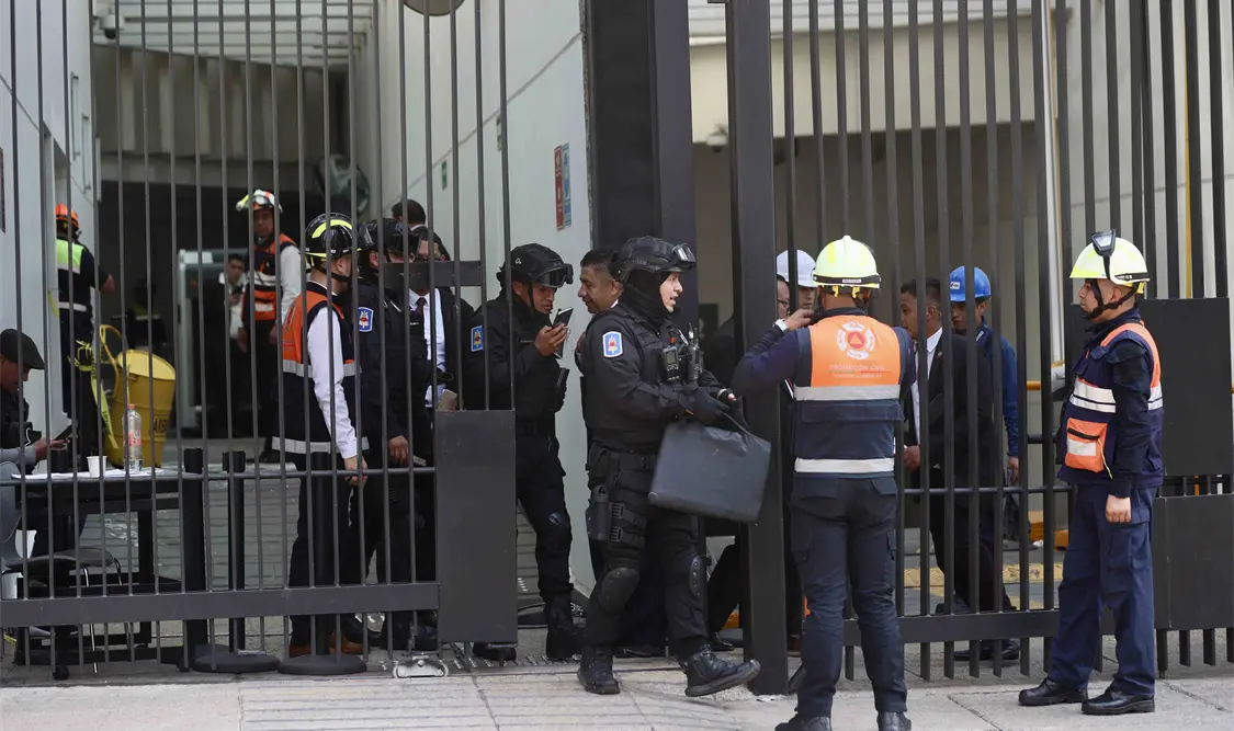 Un grupo de manifestantes arrojó petardos durante la protesta. El Universal