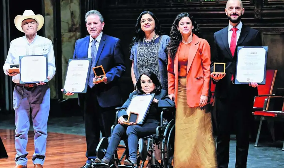 El músico Guillermo Velázquez, el investigador José Manuel Valenzuela, la secretaria de Cultura, Alejandra Frausto; la de Gobernación, Luisa Alcalde, el director de teatro Claudio Valdés Kuri y la escritora Beatriz Espejo. Cortesía
