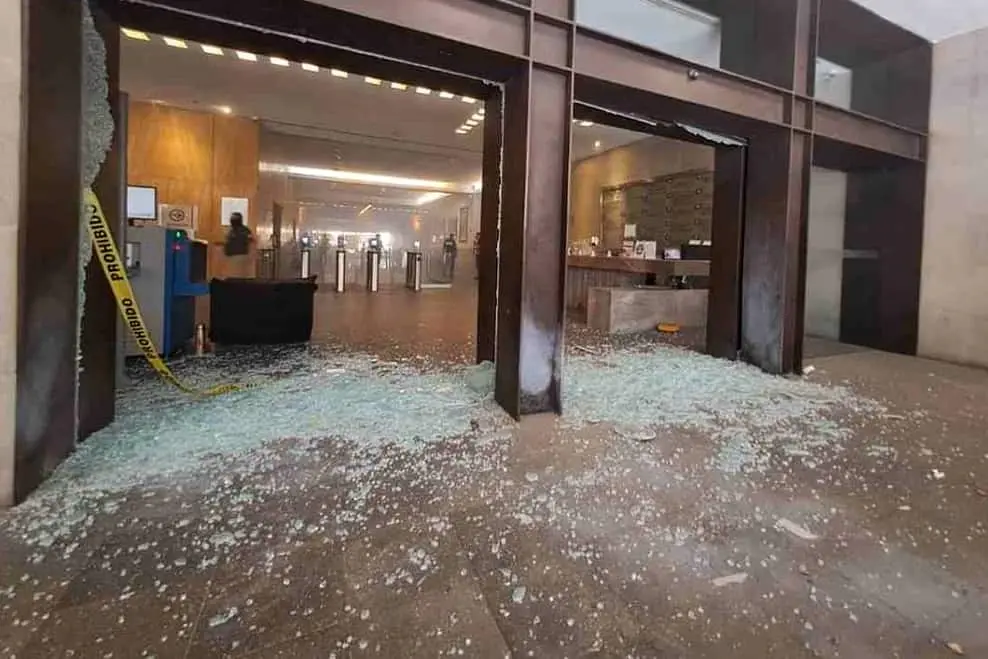 Los manifestantes lanzaron proyectiles quebrando ventanas y puertas de cristal. El Universal