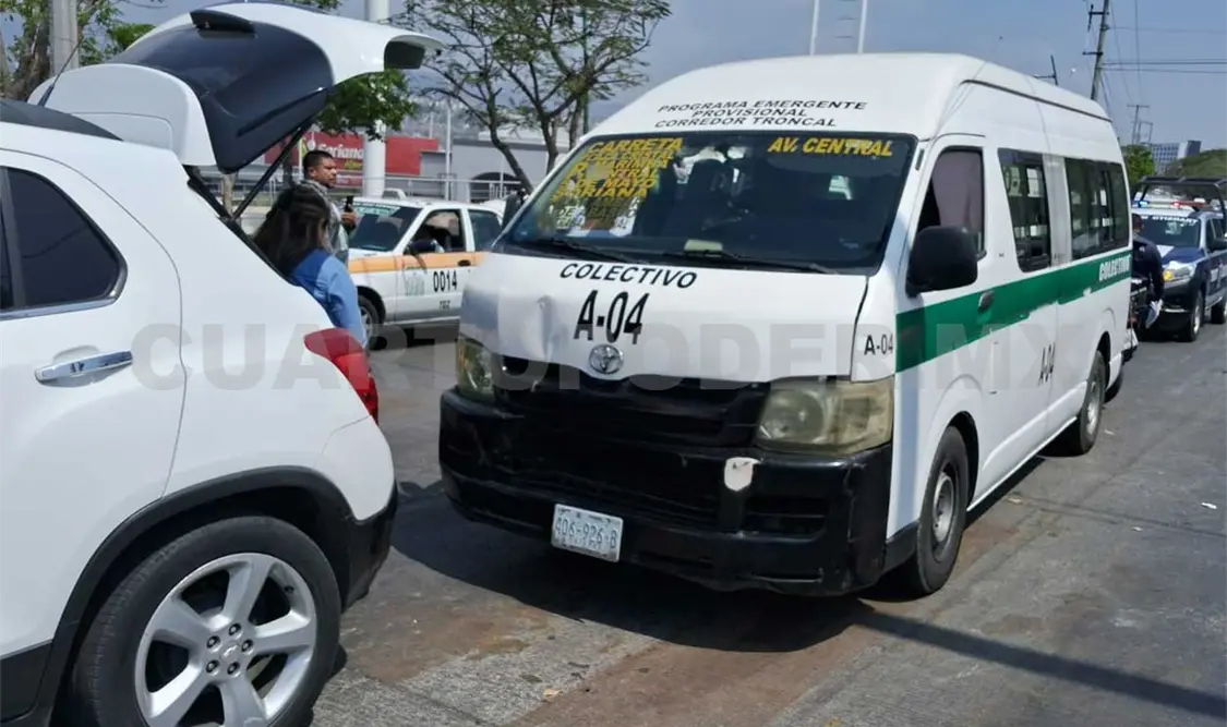 Se estrella colectivo en camioneta; seis heridos