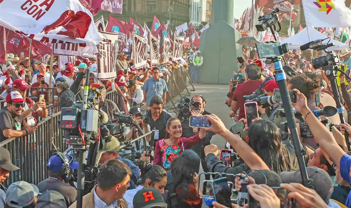 La candidata de la coalición Sigamos Haciendo Historia, Claudia Sheinbaum, comenzó su campaña electoral en el Zócalo de la Ciudad de México, donde leyó 100 compromisos para con la ciudadanía. Cortesía