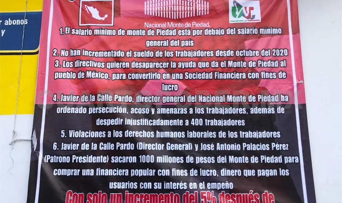 El personal se mantiene a las afueras del lugar en espera de una solución a sus demandas. José Ortega / CP