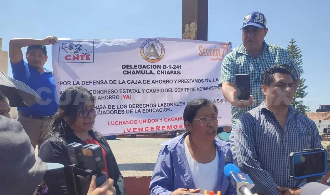 Los maestros dieron una rueda de prensa frente a la catedral de San Cristóbal. Elio Henríquez / CP
