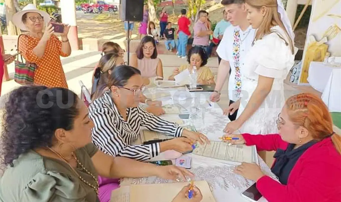 Como parte de una jornada estatal, también en Reforma realizan bodas colectivas. Ramiro López / CP