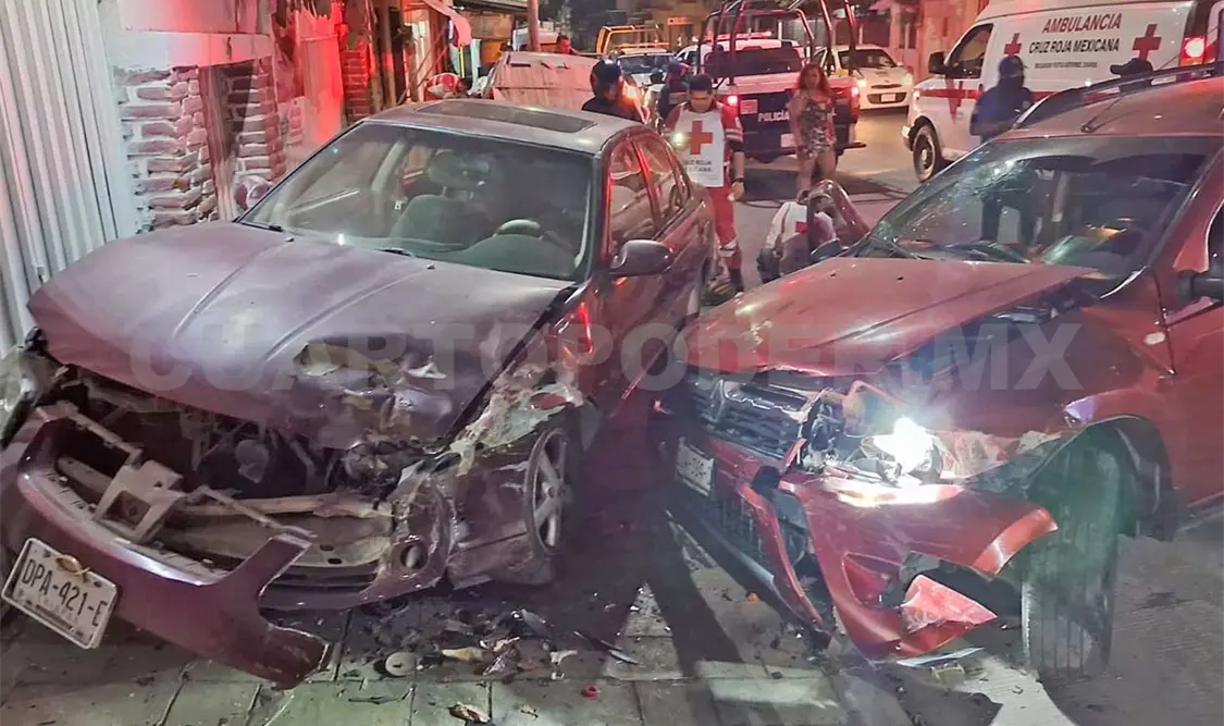 El percance múltiple ocurrió la madrugada de ayer sábado en la zona oriente de Tuxtla Gutiérrez; al menos dos personas salieron lesionadas. Ulises López / CP