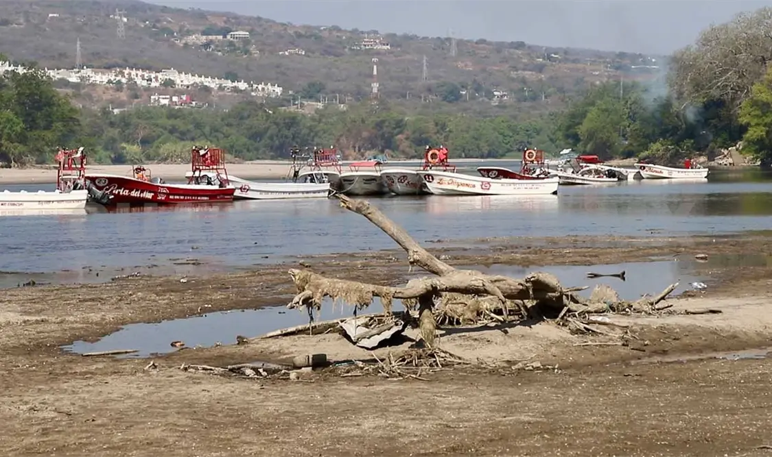 Bajos niveles del Grijalva incomoda a paseantes