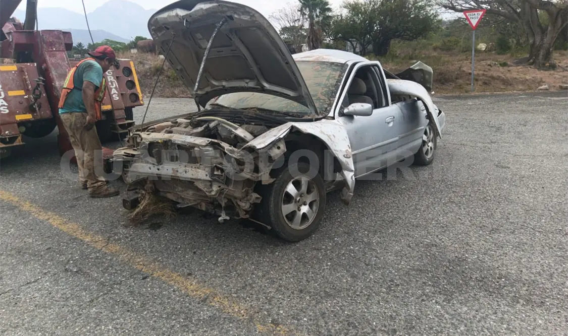 Veloz chofer se impacta contra muro de concreto