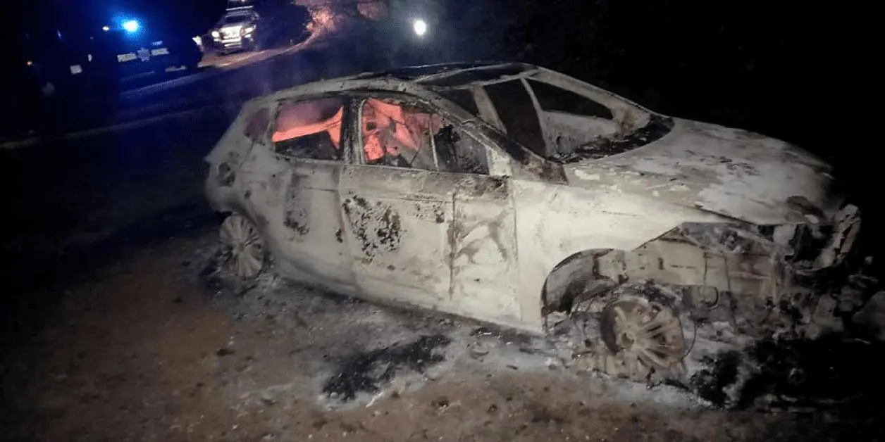 Localizan cuerpos calcinados en un vehículo en Acatlán