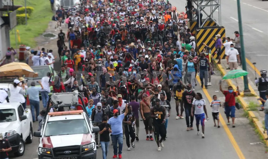 Denuncian cercos para contener a los migrantes