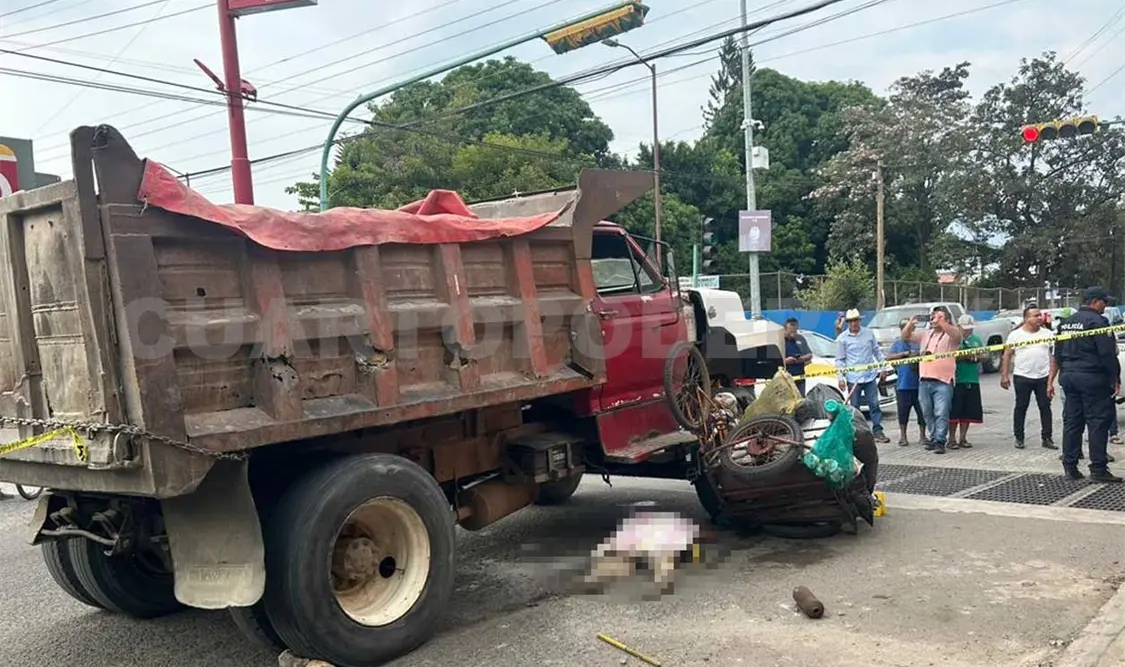 Fallece tras ser embestido por camión de volteo