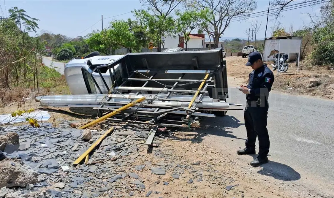 Vuelca Nissan en la carretera que va a Suchiapa