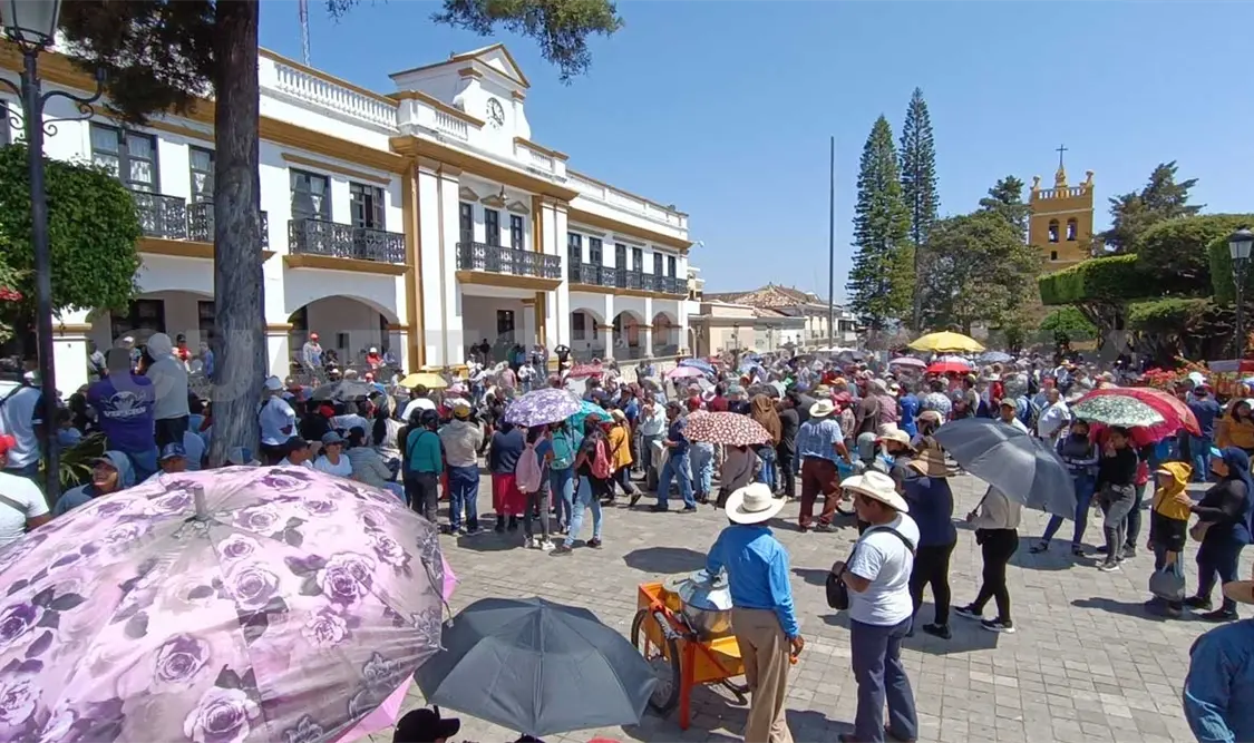 Marchan organizaciones por la paz en Comitán