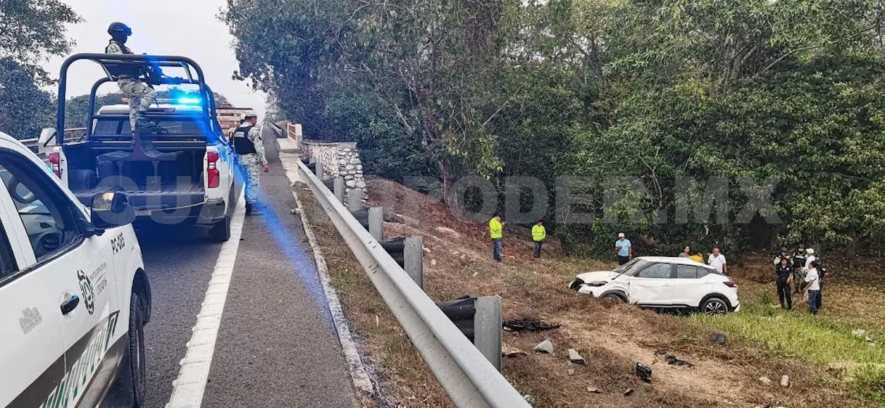 Familia completa queda hospitalizada tras volcar