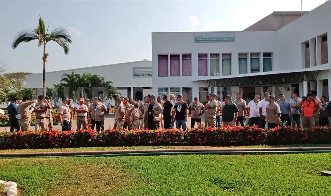 Empleados detienen operaciones en planta de Moscamed