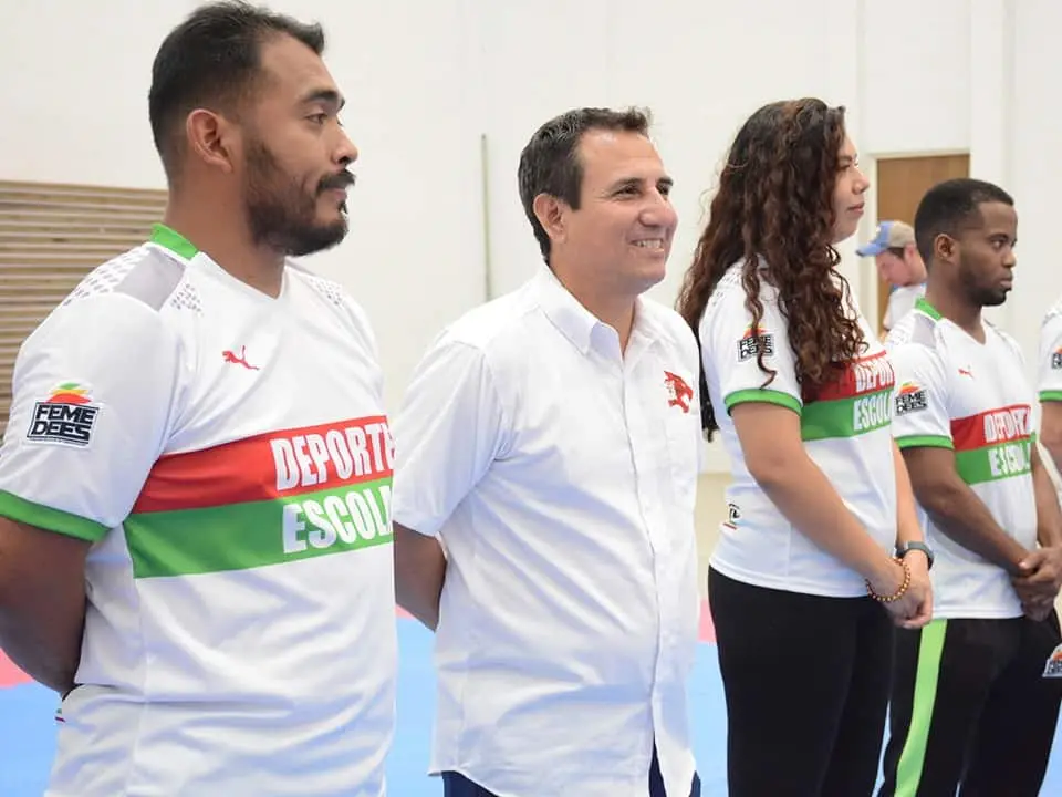 El coordinador de Jaguar Es Deporte entregó 150 uniformes para los atletas que participarán. Cortesía