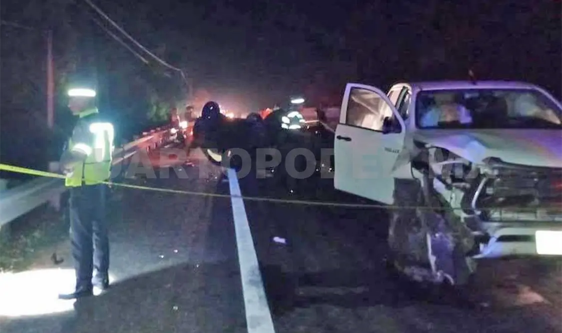 La noche del pasado viernes se registró un accidente entre una camioneta perteneciente al Gobierno Federal y un automóvil compacto. Víctor Sánchez / CP