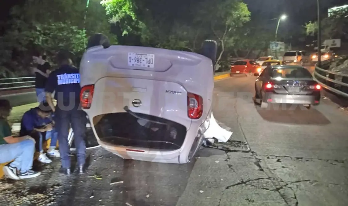 Veloz chofer de March sufre aparatosa volcadura