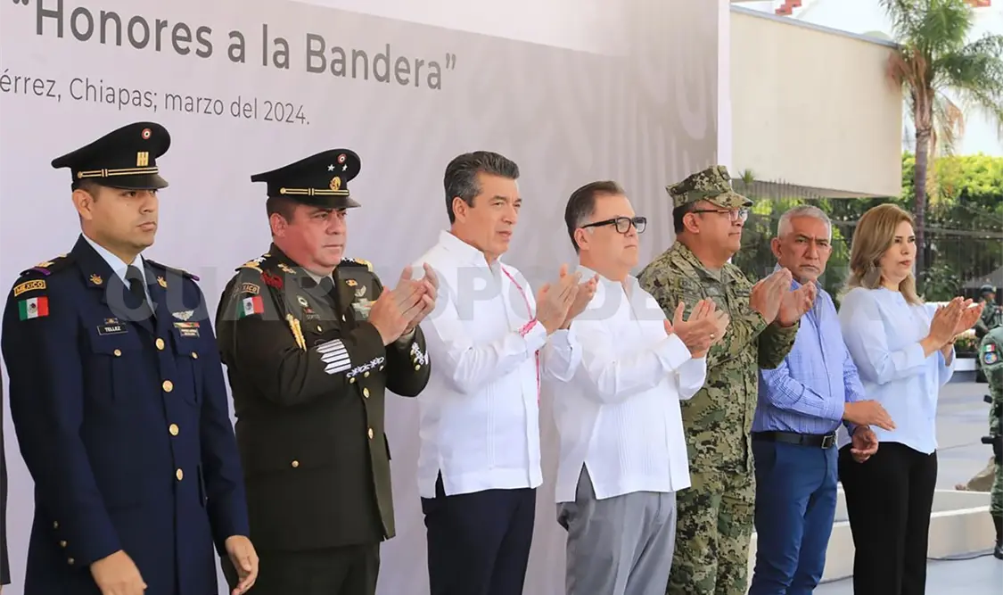 Realizan honores a la bandera en Parque Central