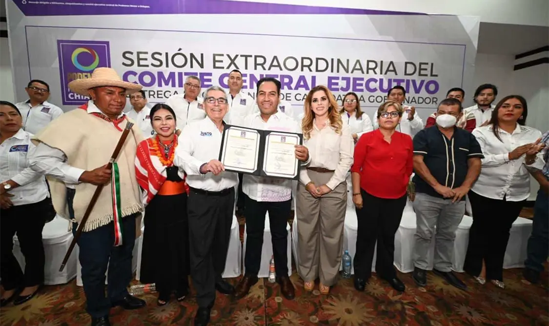 Eduardo Ramírez recibe constancia del partido Podemos Mover a Chiapas