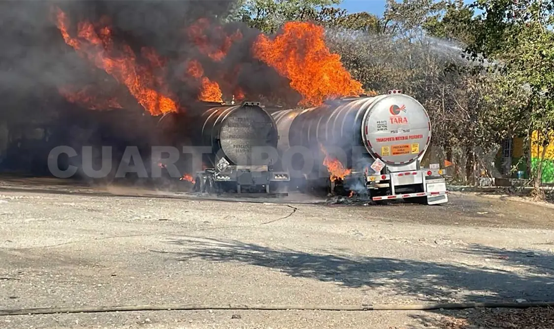Pipas se incendian a un costado de camino