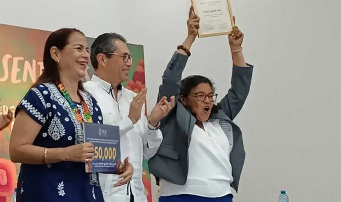 La periodista al recibir el premio en el marco de la Filey. CP