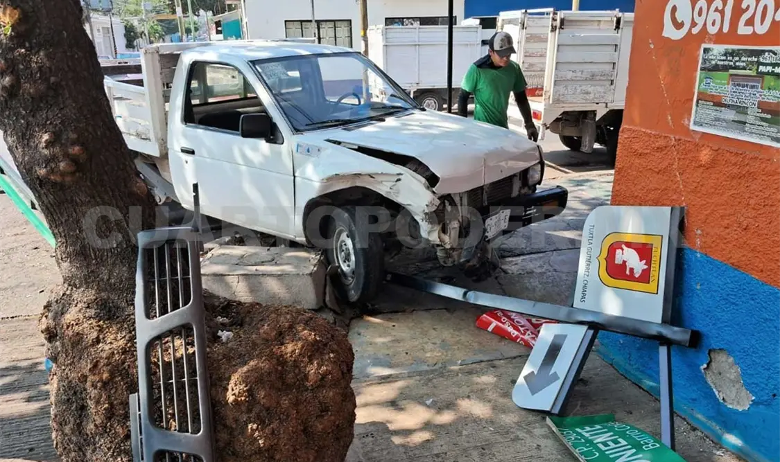Colisionan unidades contra negocio y dejan solo daños