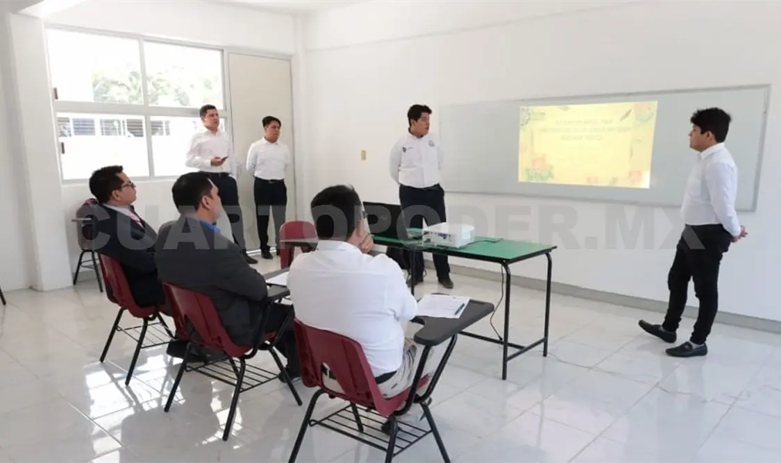 Presentan estudiantes proyectos de titulación