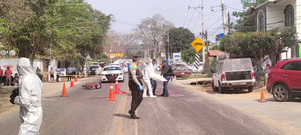 Muere motociclista al chocar contra un taxi