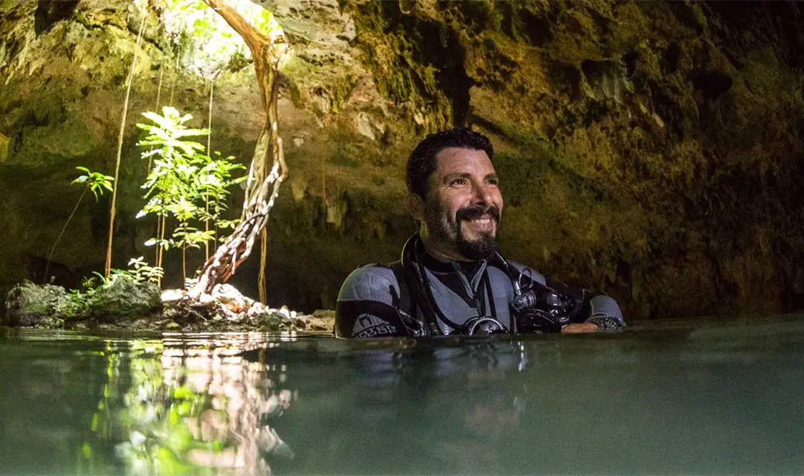 José Urbina, buzo y activista, ha documentando el daño ambiental que la obra ha generado. Cortesía