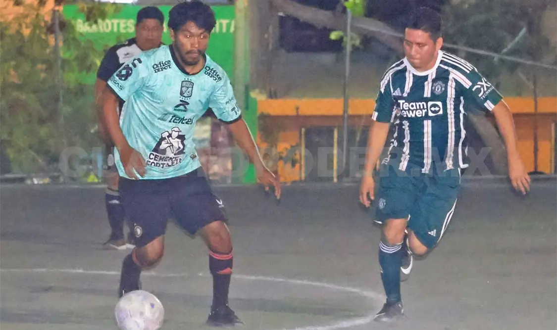 Moisés Sánchez, mediocampista de JRS, conduciendo la pelota en la zona medular del terreno de juego. Alan Pola/CP