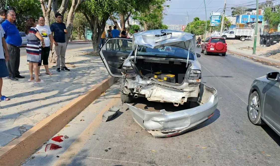 Dos lesionados deja fuerte accidente vial