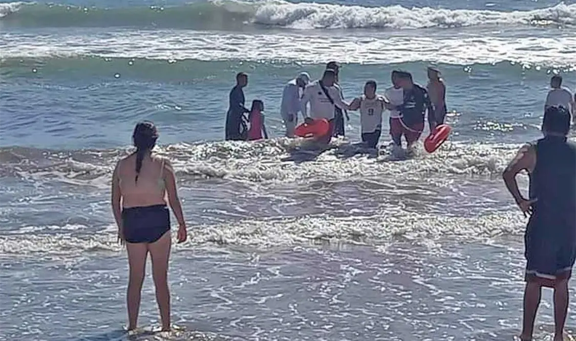 Policía Acuática salva a nueve turistas en playas de Mazatlán