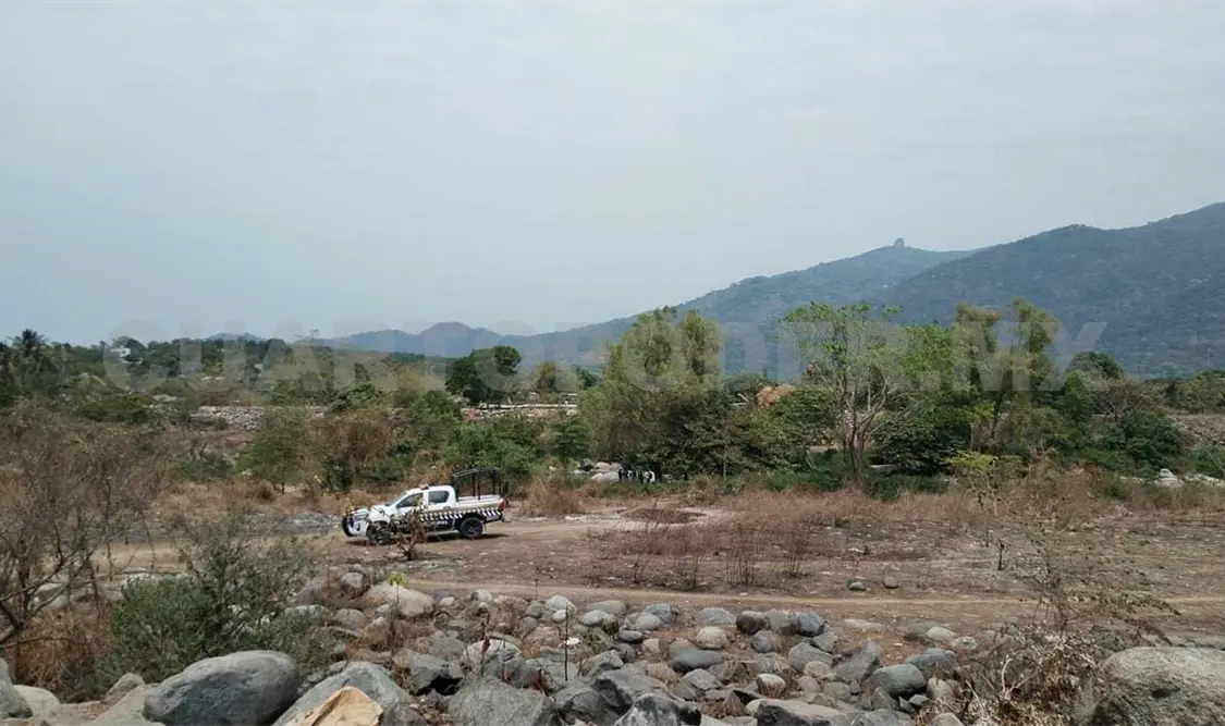 Lo encuentran muerto entre piedras de río