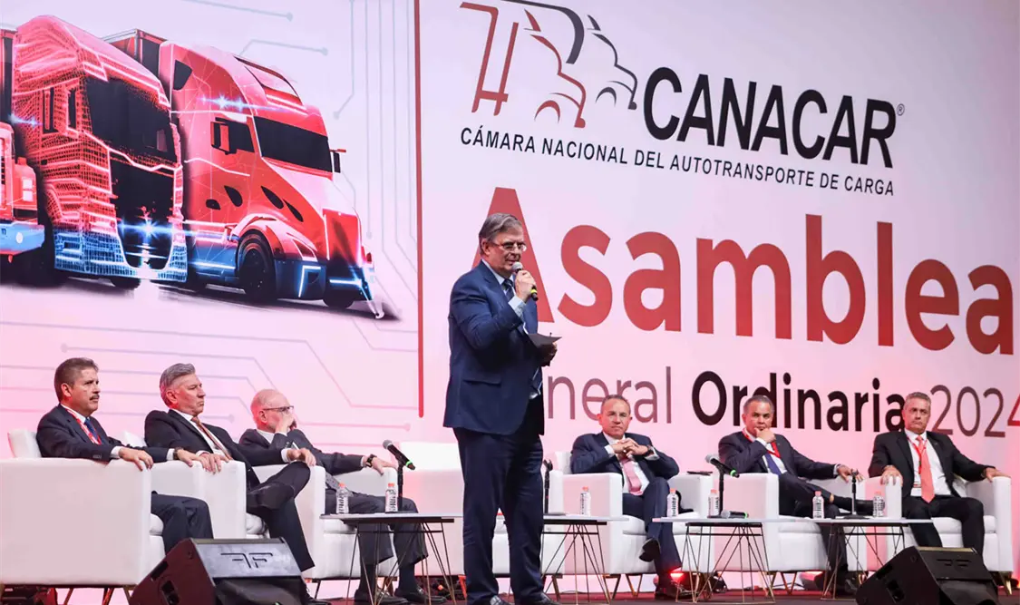 Ebrard llama “electorera” a ley migratoria
