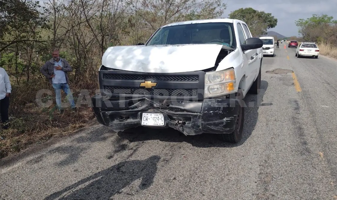 Intenta esquivar un bache y se estrella por alcance