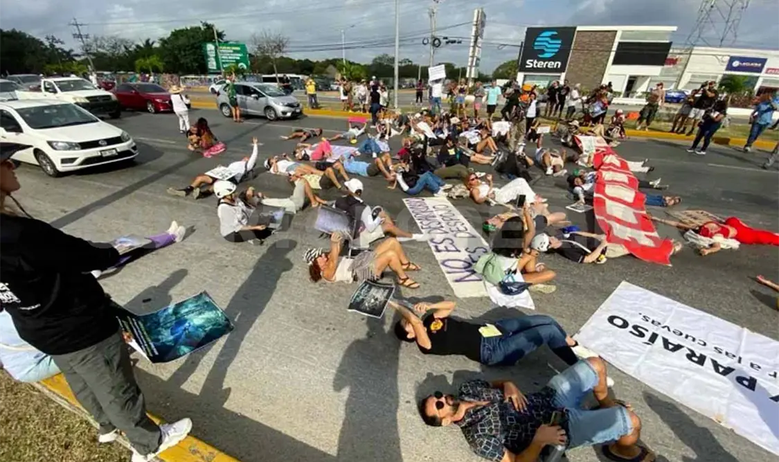 Personas bloquean carretera en protesta en Cancún