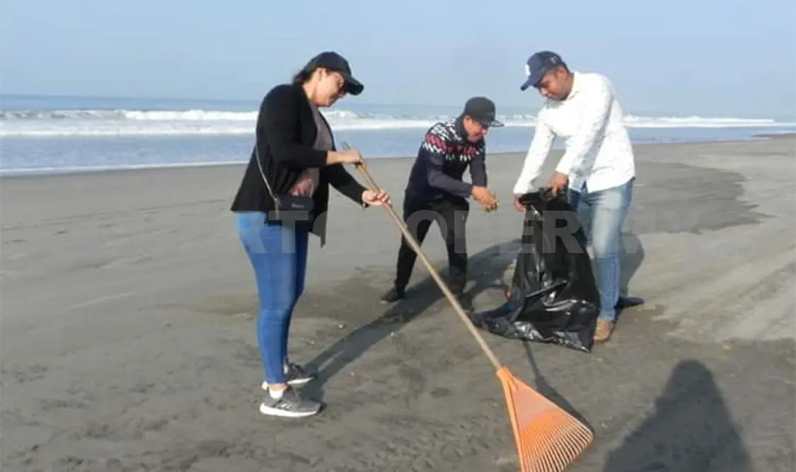 Limpian playas y calles de Puerto Arista para turistas