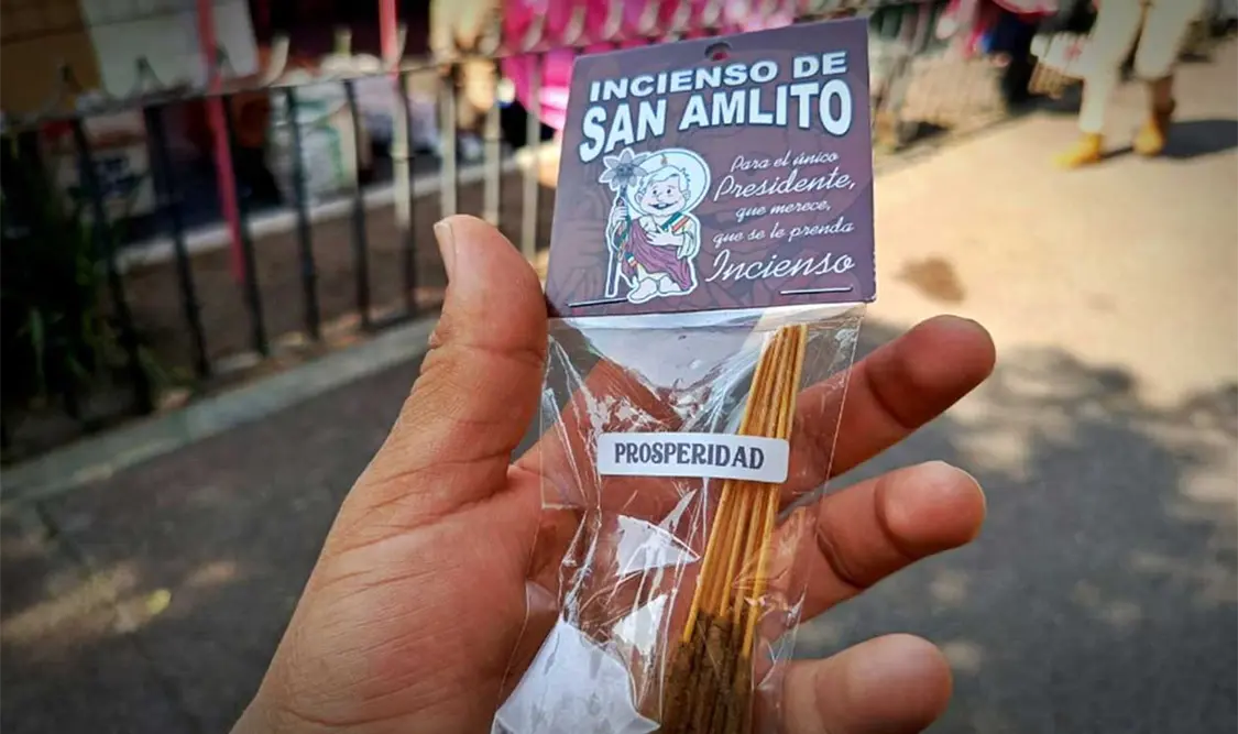 La imagen muestra al presidente López Obrador descalzo, cargando una especie de bastón de mando indígena. Cortesía