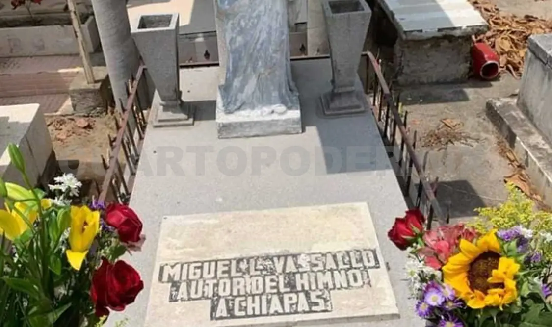 Familiares y habitantes le llevaron flores. Cortesía