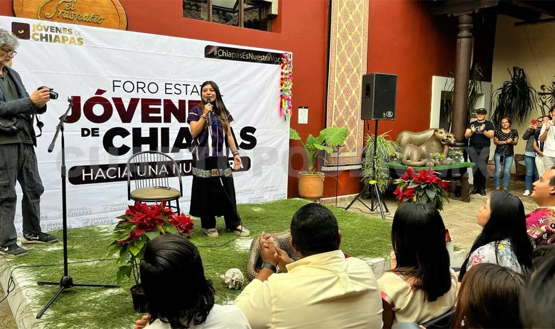 Yazmín Ramírez escuchó las participaciones de los jóvenes. Manuel Martínez / CP