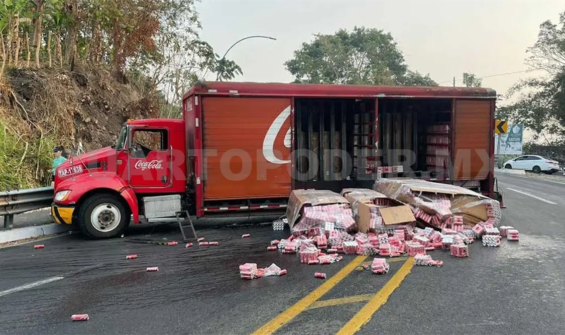 Parte del producto que era transportado quedó esparcido sobre la cinta de rodamiento al ocurrir el fuerte impacto. Víctor Sánchez / CP