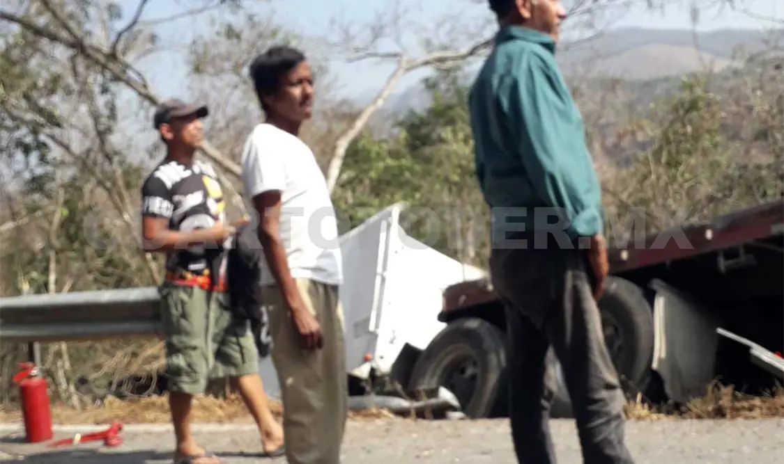 Casi cae al fondo de un barranco