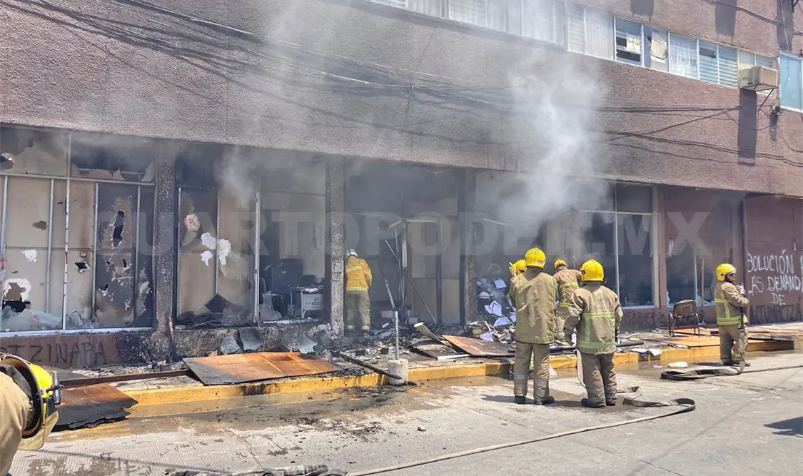 Supuestos normalistas realizan actos vandálicos