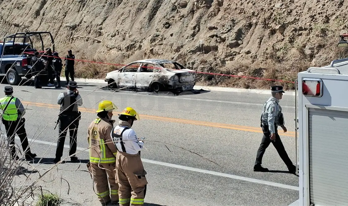 Arde un taxi y muere conductor calcinado